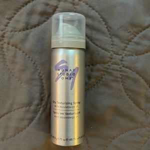 Monat Dry Texturizing Spray